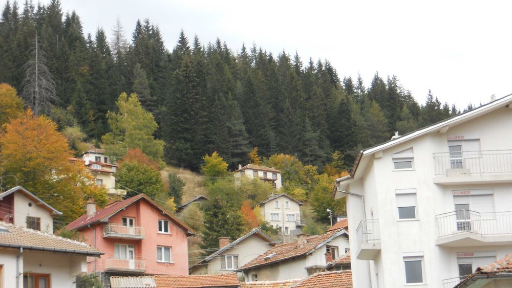 Продавам парцел и двуетажна сграда в с. Манастир, общ. Лъки