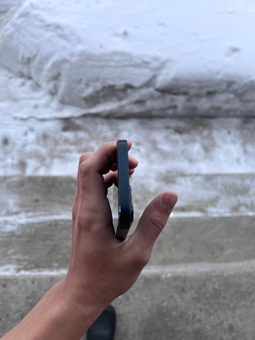 iPhone 13 б/у синего цвета