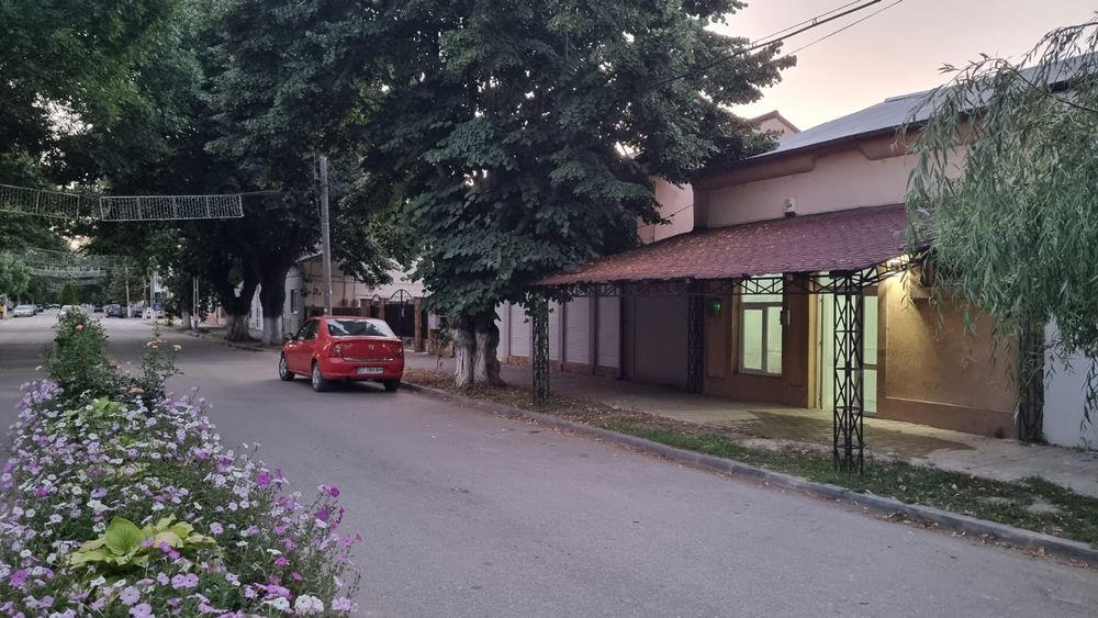 Vând spațiu comercial