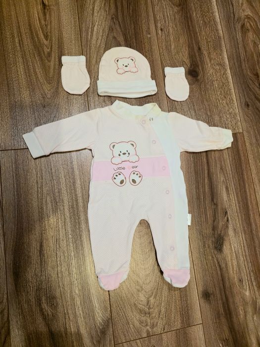 Combinezon bebe marimea 56 fata San Bebe cu manusi si caciula