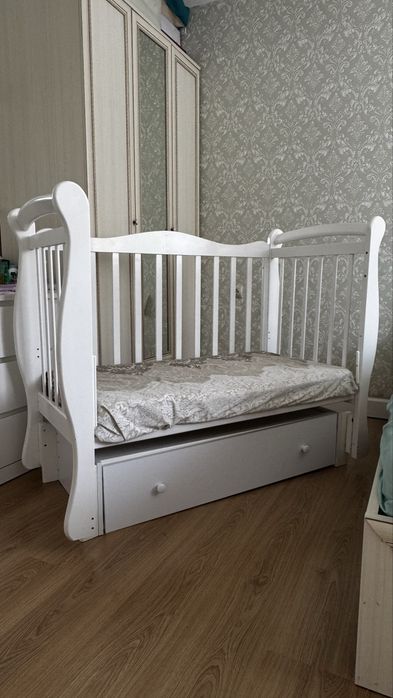 Кровать детская с полкой