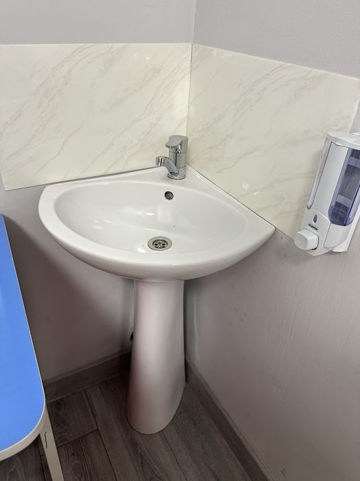 Продается угловые раковины