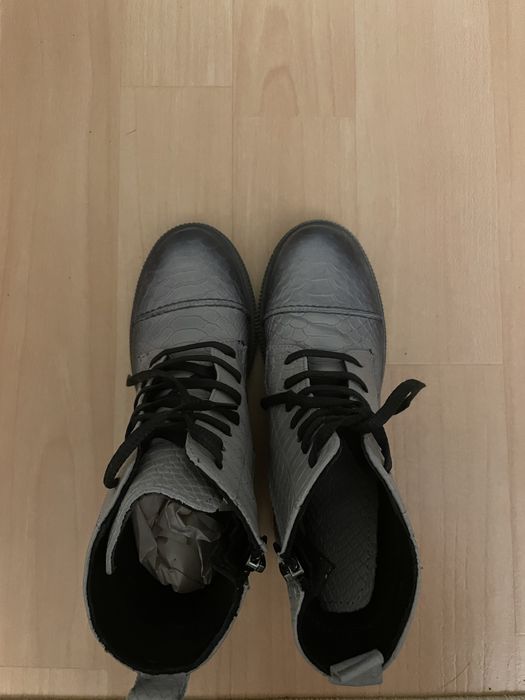 Продам женские кожанные ботинки