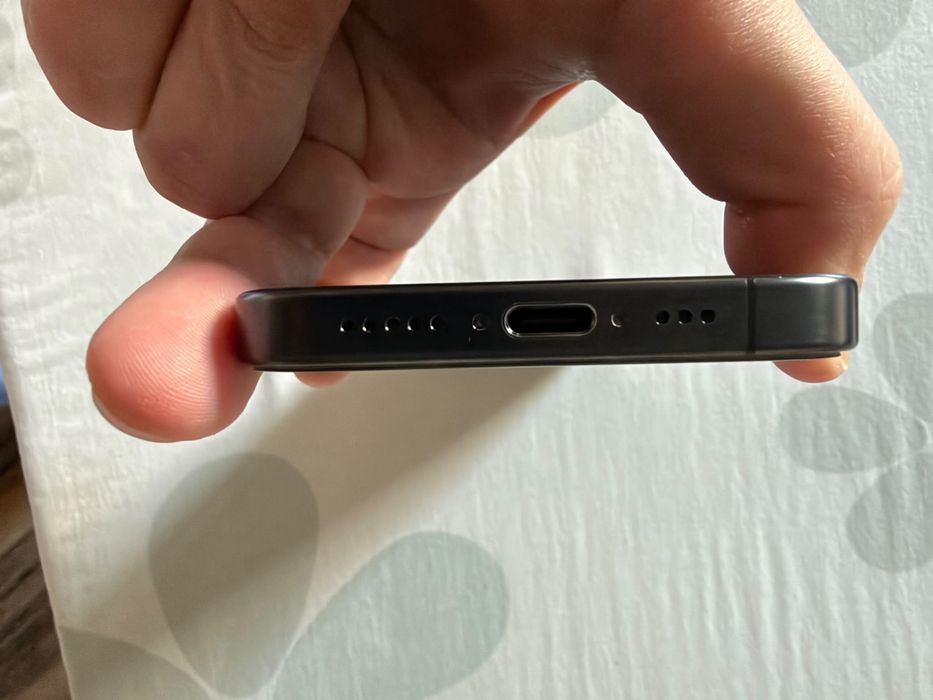 Iphone 15 pro black titanium