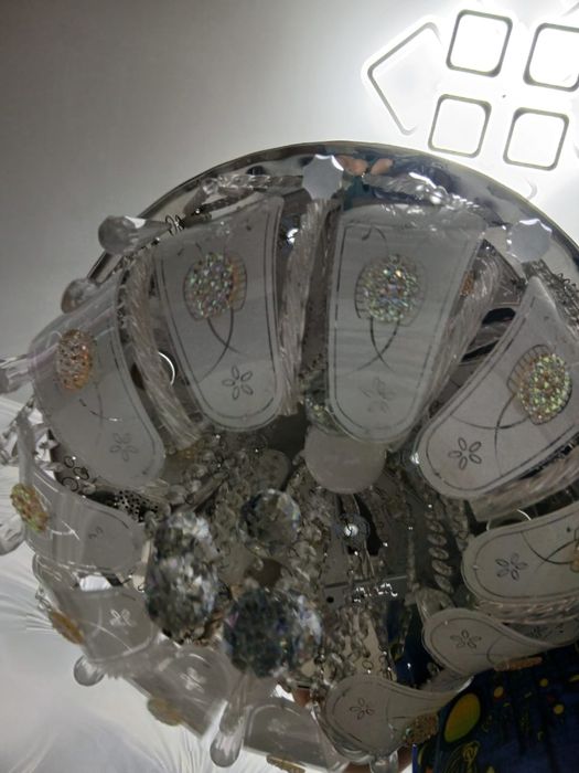 Продам люстру в отличном состоянии