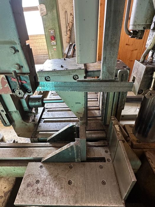 BEHRINGER HBP 263 A – Fierăstrău automat cu bandă CNC