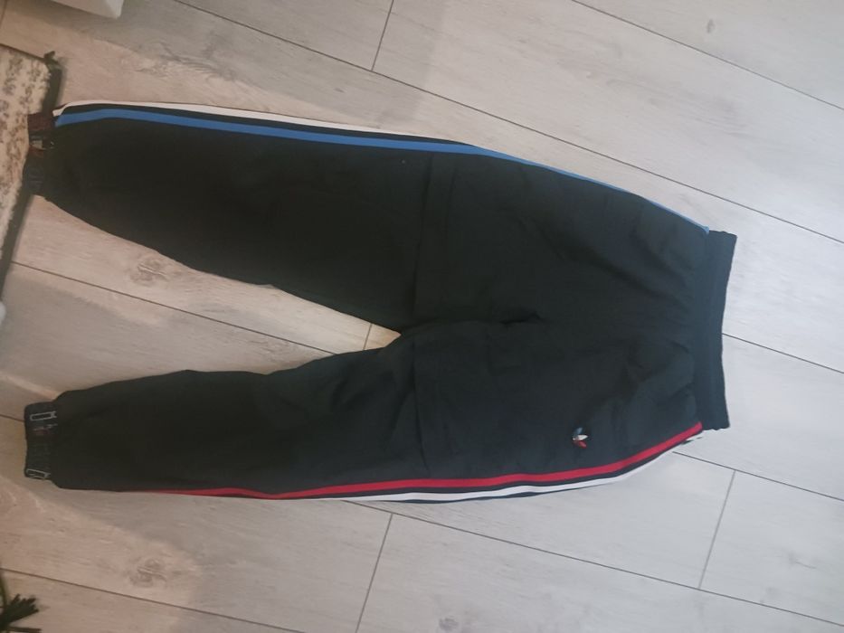Vând pantaloni de trening adidas de femei!
