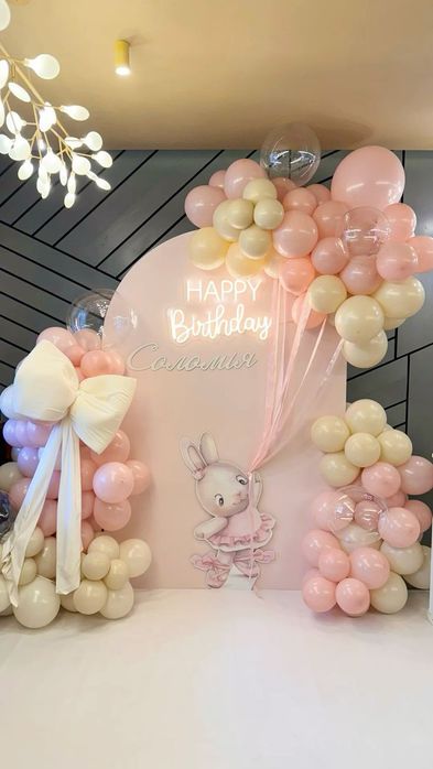 Оформление фото зоны шарами  .