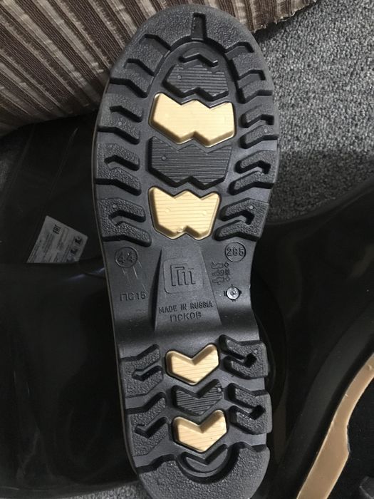 Резиновые сапоги из ПВХ.