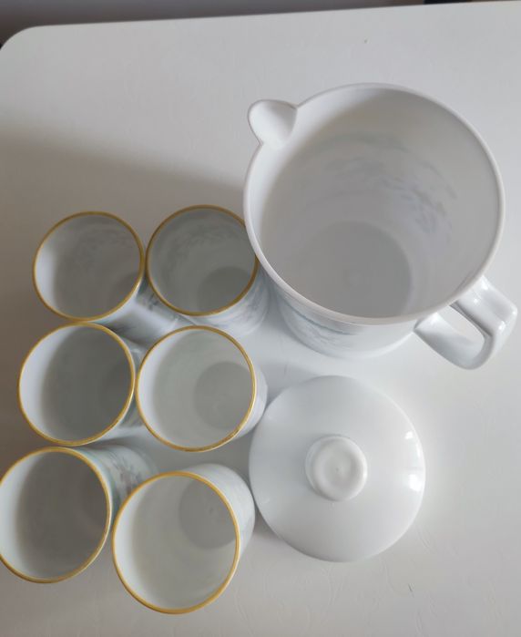 Кувшин со стаканами