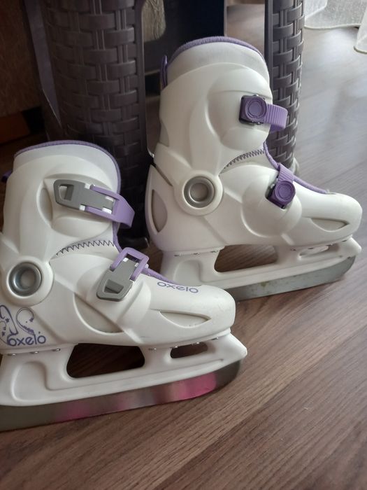 Продавам 2 броя слушалки. Кънки за лед носени два сезона-25лв.