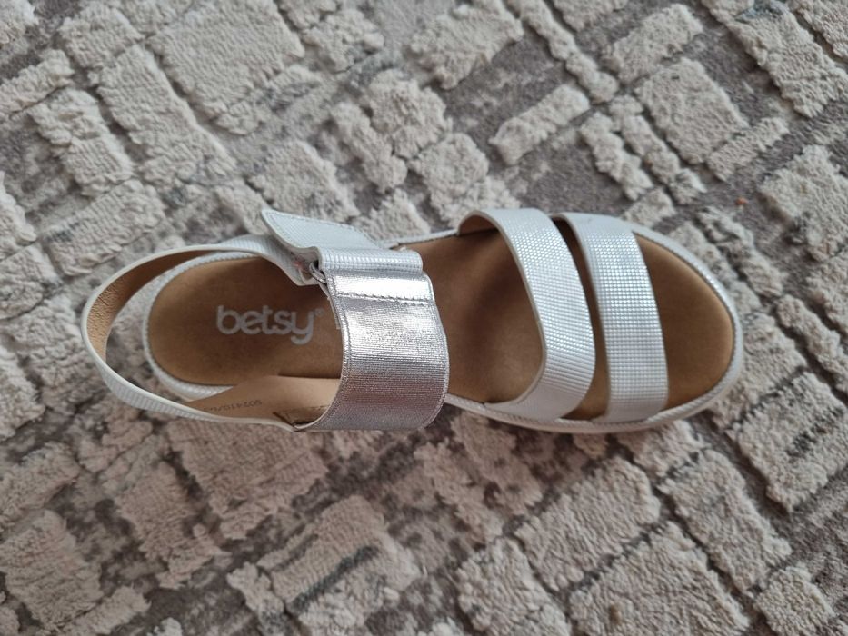 Продам босоножки на девочку