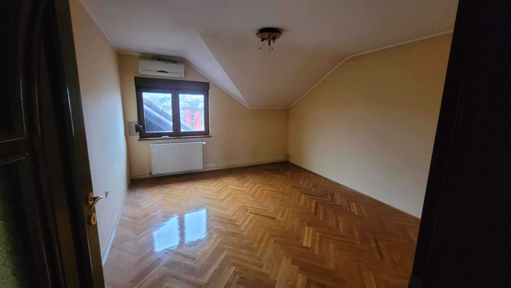 Imobil cu 3case:C1-3 nivele;C2-2nivele;C4-1 nivel;C3;C5;Piscina;Foisor