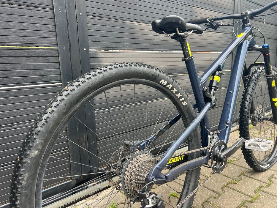 Bicicletă full suspension