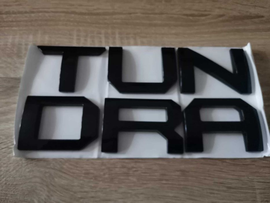 черен надпис Toyota Tundra