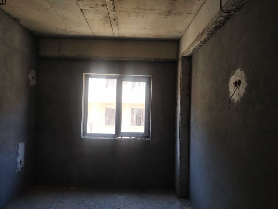 Сергели Машина бозор олдида 3 хонали новостройка сотилади. 89 м2