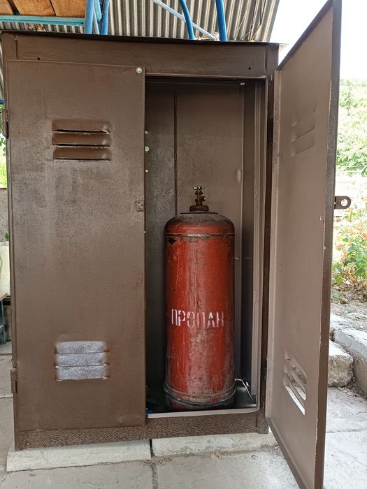 Шкаф,ящик для пропановых баллонов,вмещается 2х50л