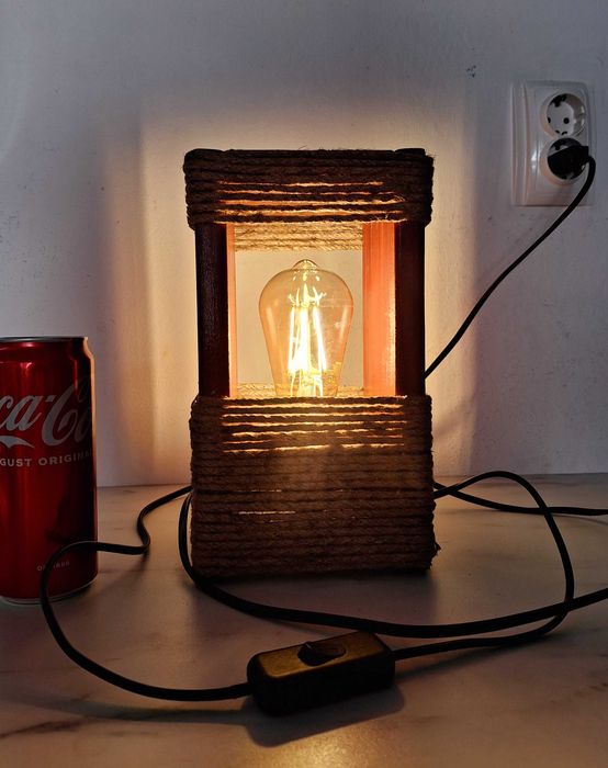 Lampa unicat lucrata manual: Caldura lemnului si farmecul becului Edison
