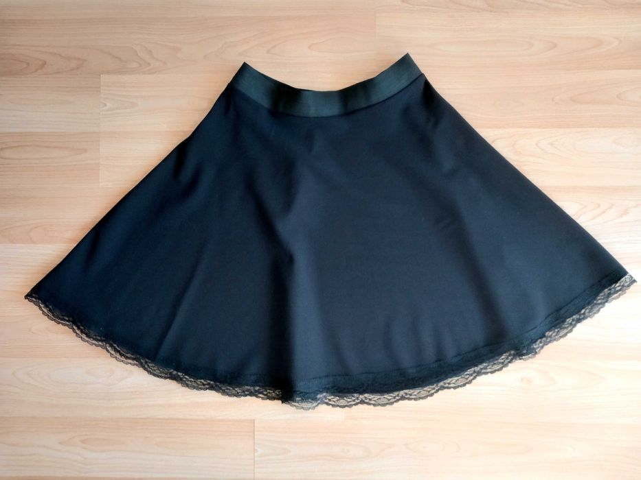 Дамска пола с дантела