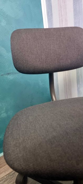 Scaun de birou ergonomic, simplu și funcțional - ideal pentru birou