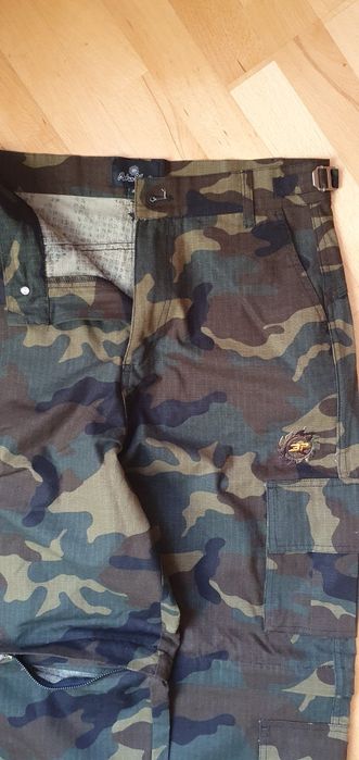 BROKEN PLANET, камуфлажен панталон, нов, S