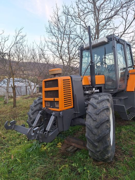 Vând tractor Renault