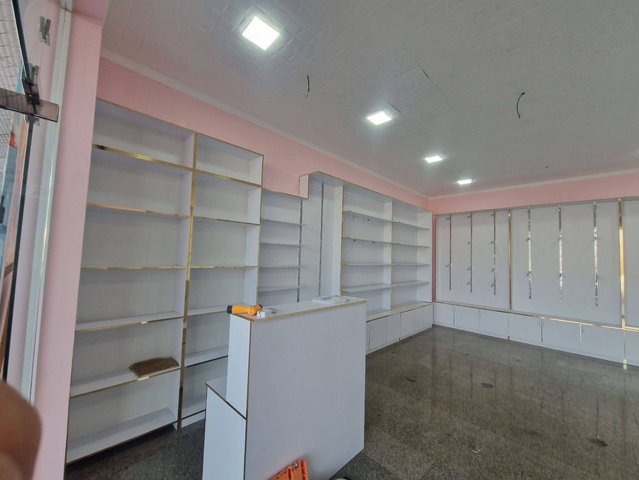 Doʻkon uchun mebel tegdigi shkaflari ochiladi kassasi xam bor.