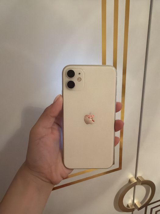 Айфон 11  белый цвет б/у