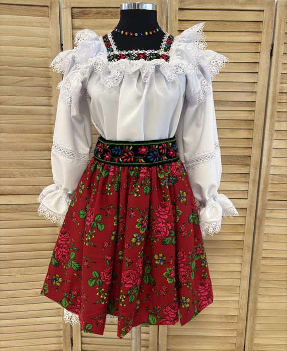 Costum popular/traditional de Maramures pentru femei autentic, complet