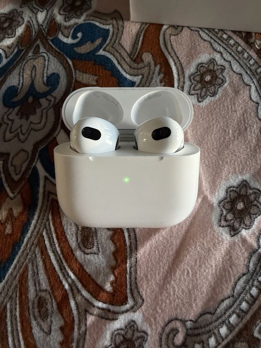 Apple AirPods 3 (3rd Generation) – Пълен комплект