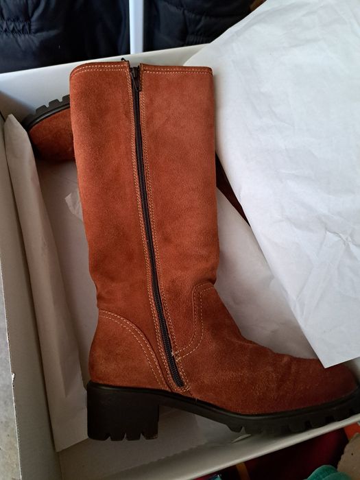 Cizme de dama cu fermoar.