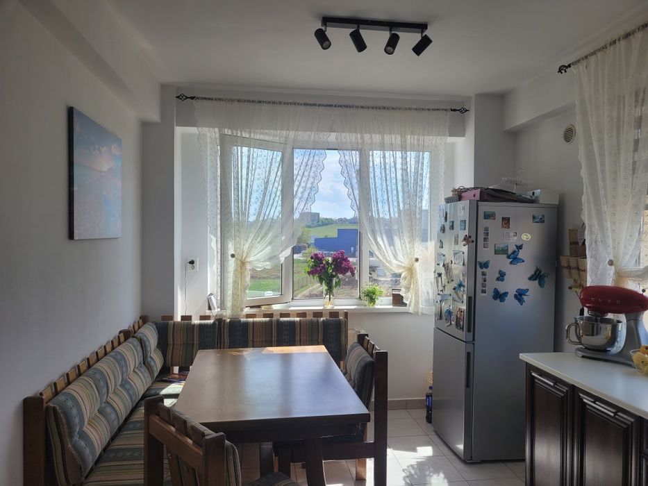Vând sau schimb apartament 2 camere zona Metro cu casa în împrejurimile Sucevei