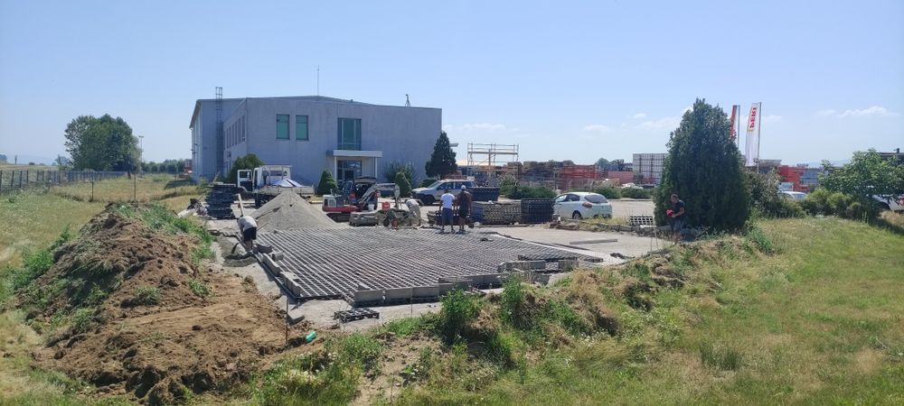 Услуги с мини багер,тристранен самосвал,Редене на павета