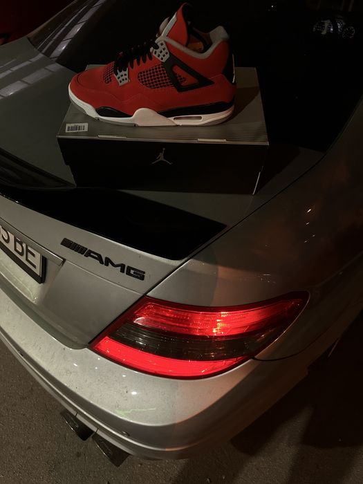 Jordan 4 retro ,,Toro Bravo”