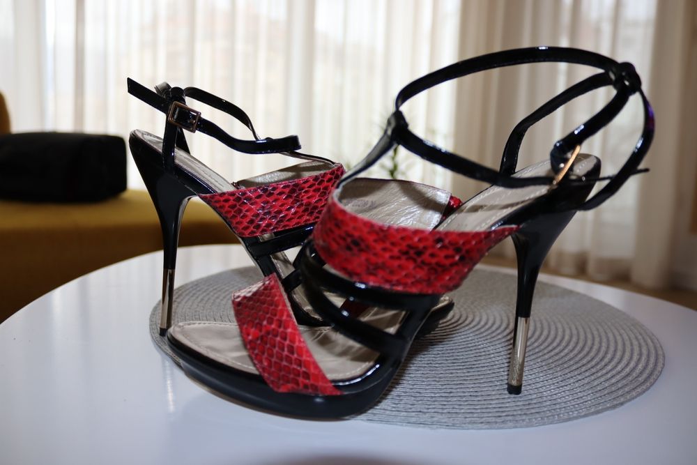 Сандали Massimo Zardi, на висок ток с платформа.