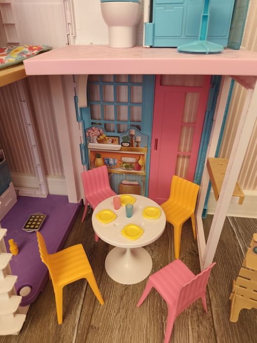 Трансформираща къща на Barbie с аксесоари +две барбита и мотор подарък