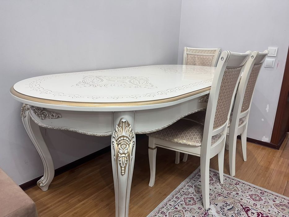 Стол стулья и сервант