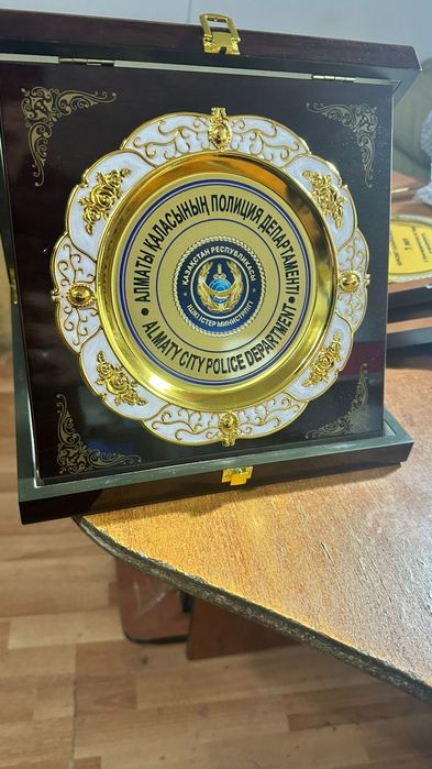 Статуэтка с надписью