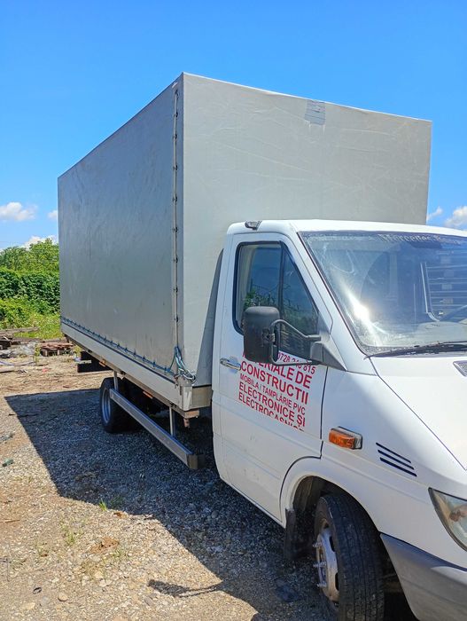 Camioneta cu prelata