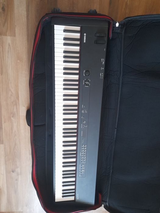 Vând pian yamaha cp 33