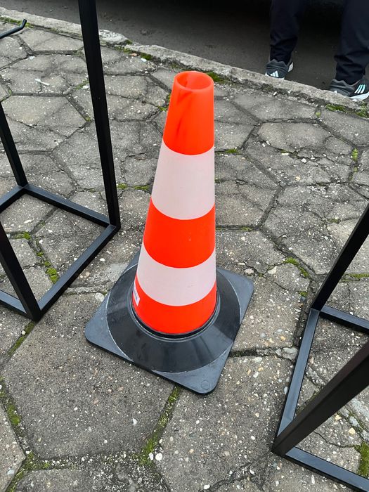 Кош за дрехи с колела и колона за аксесоари