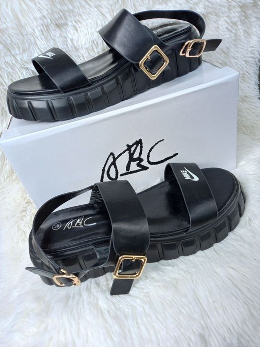 Sandale  dama
Mărimi 38,39,39 ,40

80 lei