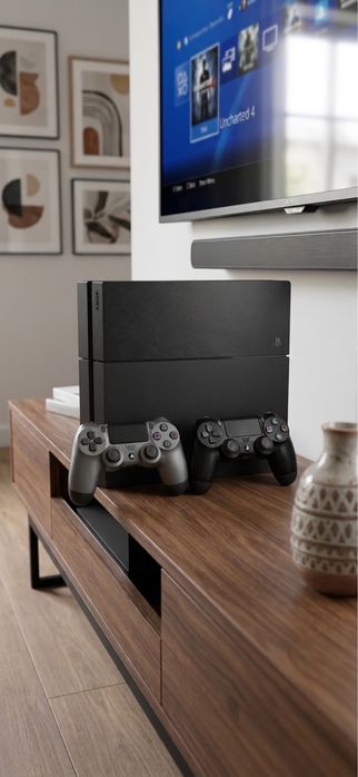Sony PS4 , 2 геймпада с UfC 4, FC 26 и 250+ игр
