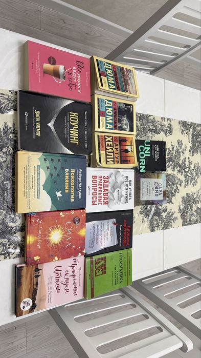 Продам книги все в ОДНИ РУКИ