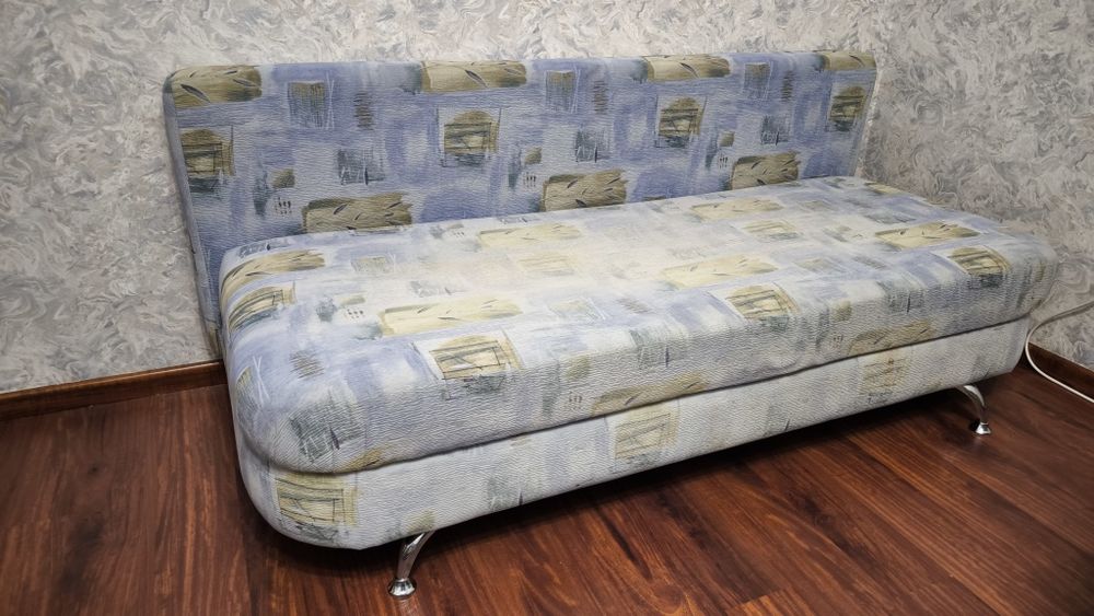 Продам раздвижную тахту .