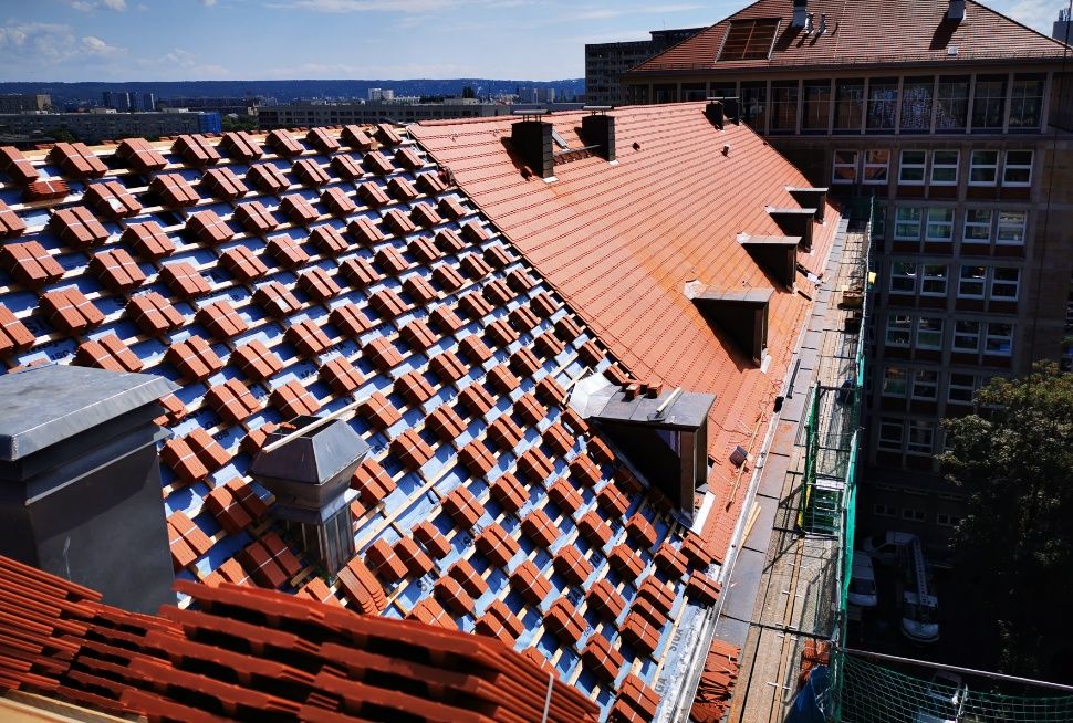 Reparatii acoperisuri montaj tigla metalica tigla ceramica montaj dulgheri masardari