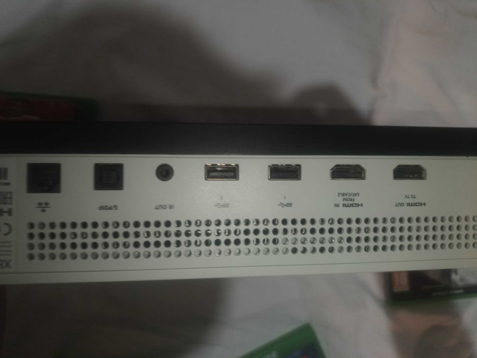 Xbox One S + 4 jocuri + controller (CITESTE DESCRIEREA)