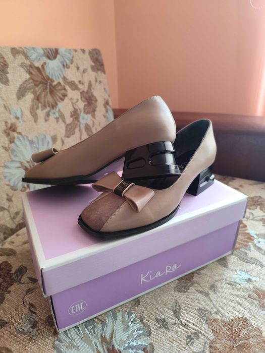 Чисто нови, много красиви бежови обувки.