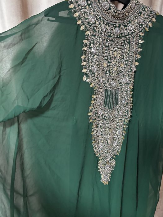 Зеленое шикарное платье