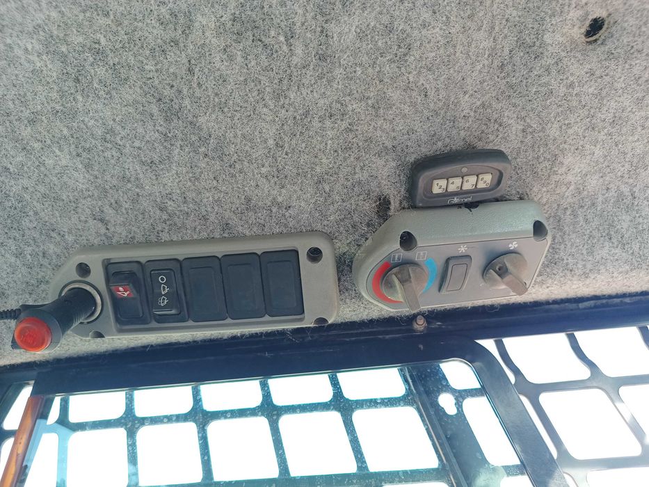 Bobcat S220 incarcator mutifunctional